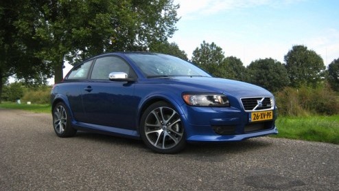 Je bent jong en je wilt wat. Nog geen plannen voor kids, drukke agenda en behoefte aan een nieuwe bijpassende auto. Geen sedan, daar ben je nog te jong voor en dat is lastiger parkeren in de hoofdstad