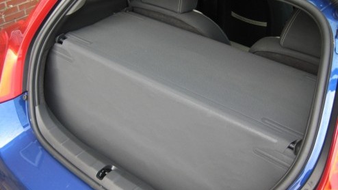 Je bent jong en je wilt wat. Nog geen plannen voor kids, drukke agenda en behoefte aan een nieuwe bijpassende auto. Geen sedan, daar ben je nog te jong voor en dat is lastiger parkeren in de hoofdstad