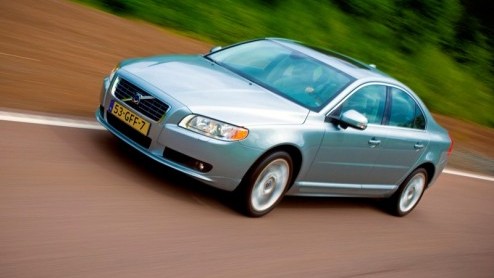 De Volvo V70 en S80 kunnen nu worden geleverd met het Professional Pack. Het pakket heeft een waarde van ruim 5800 euro, maar de dealer rekent slechts 995 euro. Volvo claimt het pakket zo te hebben sa