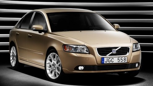 De klasse waarin de S40 en V50 van Volvo proberen zoveel mogelijk marktaandeel te krijgen barst van de concurrentie. Om toch de beoogde doelstellingen te behalen heeft de Zweedse autofabrikant zijn sp