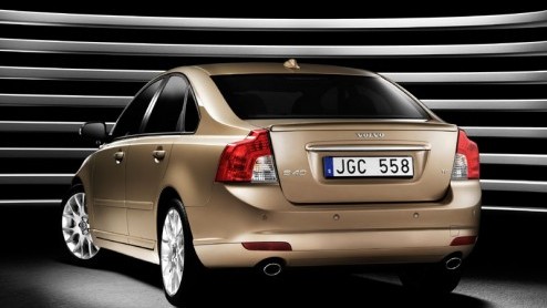 De klasse waarin de S40 en V50 van Volvo proberen zoveel mogelijk marktaandeel te krijgen barst van de concurrentie. Om toch de beoogde doelstellingen te behalen heeft de Zweedse autofabrikant zijn sp