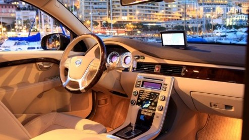 Jawel, ook bij Volvo is de klant natuurlijk koning. Daarom heeft de fabrikant geluisterd naar de wensen van de huidige S80-rijder om de juiste vernieuwingen aan het vlaggenschip aan te brengen. Vier b