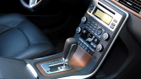 Jawel, ook bij Volvo is de klant natuurlijk koning. Daarom heeft de fabrikant geluisterd naar de wensen van de huidige S80-rijder om de juiste vernieuwingen aan het vlaggenschip aan te brengen. Vier b