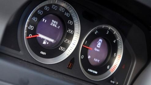 Jawel, ook bij Volvo is de klant natuurlijk koning. Daarom heeft de fabrikant geluisterd naar de wensen van de huidige S80-rijder om de juiste vernieuwingen aan het vlaggenschip aan te brengen. Vier b