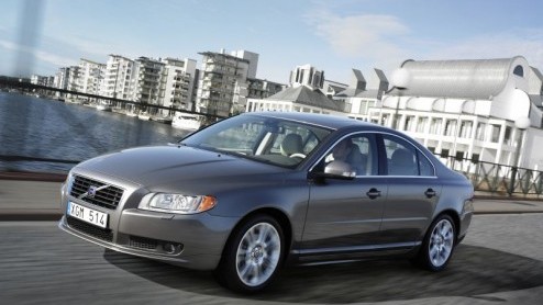 Volvo heeft besloten om aan de prijslijst van de S80 een optie toe te voegen. Het gaat om een 3.0 liter zes-cilinder turbomotor die net onder de 4.4 V8 geplaatst wordt.