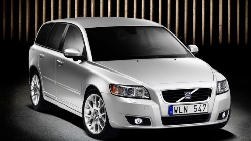De klasse waarin de S40 en V50 van Volvo proberen zoveel mogelijk marktaandeel te krijgen barst van de concurrentie. Om toch de beoogde doelstellingen te behalen heeft de Zweedse autofabrikant zijn sp