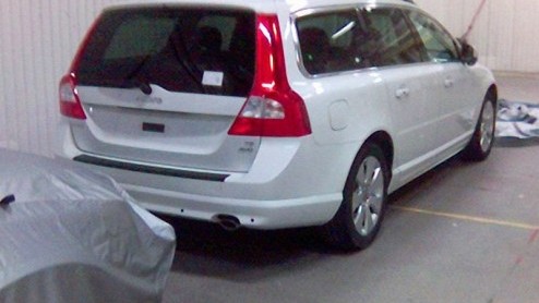 Er zijn weer eens per ongeluk expres beelden uitgelekt van een nog te introduceren auto. Ditmaal is de nieuwe Volvo V70 vastgelegd op de gevoelige plaat terwijl dit helemaal niet de bedoeling was.
