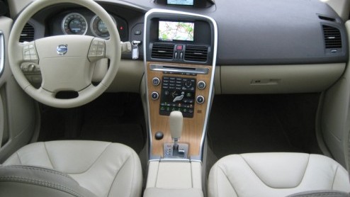 Wat maakt een auto veilig? Airbags, goede remmen met ABS en ESP? Anti-whiplash hoofdsteunen en een geavanceerde kooiconstructie? Klopt helemaal, maar in de nieuwe Volvo XC60 krijgt veiligheid een nog