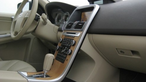 Wat maakt een auto veilig? Airbags, goede remmen met ABS en ESP? Anti-whiplash hoofdsteunen en een geavanceerde kooiconstructie? Klopt helemaal, maar in de nieuwe Volvo XC60 krijgt veiligheid een nog