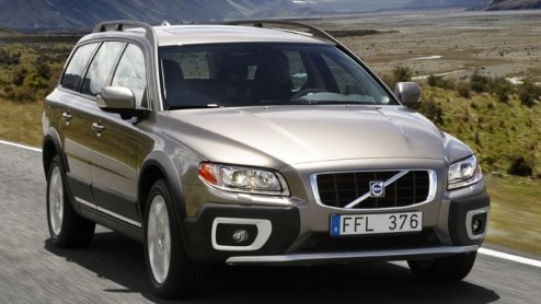 We schreven al eerder nieuwe V70, de enorme station van Volvo. Nu is ook de XC70 een feit. Je kunt nu dus via de onverharde wegen naar de woonboulevards als je dat zou willen.