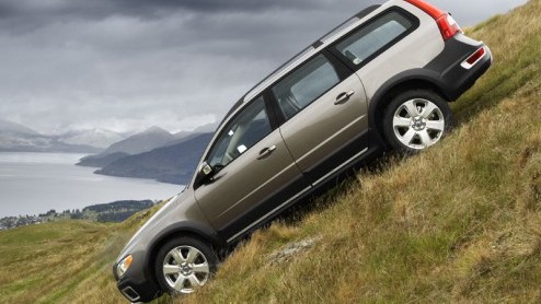 We schreven al eerder nieuwe V70, de enorme station van Volvo. Nu is ook de XC70 een feit. Je kunt nu dus via de onverharde wegen naar de woonboulevards als je dat zou willen.