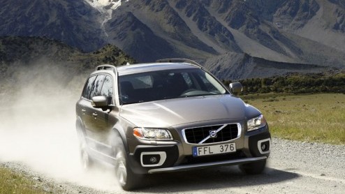 We schreven al eerder nieuwe V70, de enorme station van Volvo. Nu is ook de XC70 een feit. Je kunt nu dus via de onverharde wegen naar de woonboulevards als je dat zou willen.