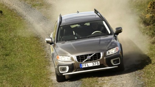 We schreven al eerder nieuwe V70, de enorme station van Volvo. Nu is ook de XC70 een feit. Je kunt nu dus via de onverharde wegen naar de woonboulevards als je dat zou willen.