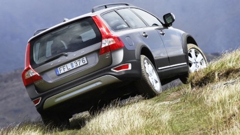 We schreven al eerder nieuwe V70, de enorme station van Volvo. Nu is ook de XC70 een feit. Je kunt nu dus via de onverharde wegen naar de woonboulevards als je dat zou willen.