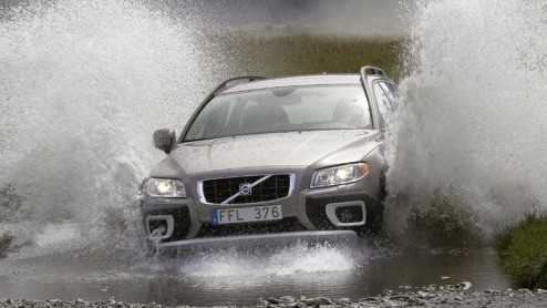 We schreven al eerder nieuwe V70, de enorme station van Volvo. Nu is ook de XC70 een feit. Je kunt nu dus via de onverharde wegen naar de woonboulevards als je dat zou willen.