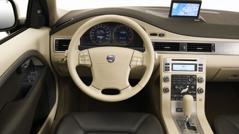 We schreven al eerder nieuwe V70, de enorme station van Volvo. Nu is ook de XC70 een feit. Je kunt nu dus via de onverharde wegen naar de woonboulevards als je dat zou willen.