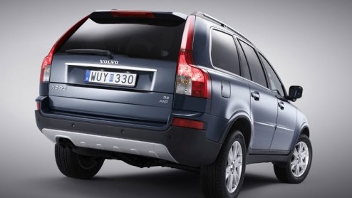 Op internet zijn foto's van de gefacelifte Volvo XC90 verschenen. Volvo zelf wilde de facelift pas volgende week bekend maken. Er is niet veel veranderd aan de Volvo.