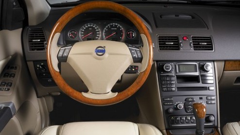 Op internet zijn foto's van de gefacelifte Volvo XC90 verschenen. Volvo zelf wilde de facelift pas volgende week bekend maken. Er is niet veel veranderd aan de Volvo.