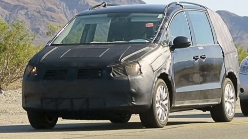 Zojuist gespot op een van de heetste plekken der aarde: de nieuwe Volkswagen Sharan. Inderdaad, Volkswagen heeft wel degelijk een opvolger voor deze multifunctionele ruime gezin- en bagagevervoerder g
