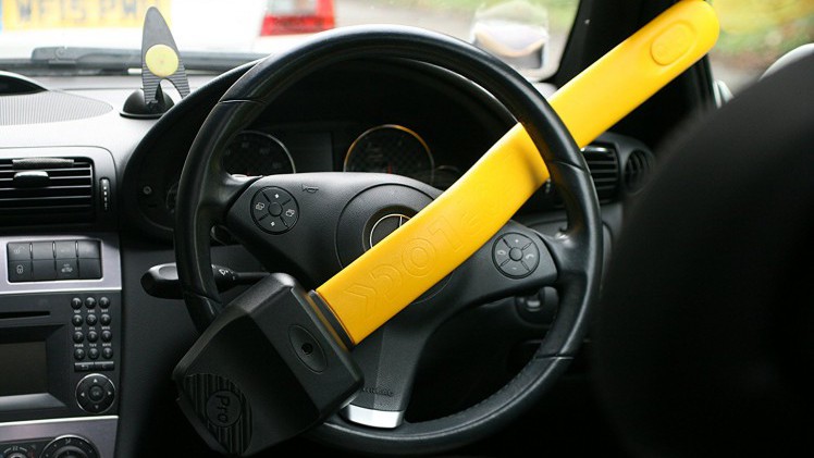 De kranten en nieuwssites staan er vol mee: gestolen autos, gestolen airbags, gestolen stuurwielen. In dit artikel lees je hoe je dergelijke diefstallen eenvoudig en met korting kunt voorkomen.