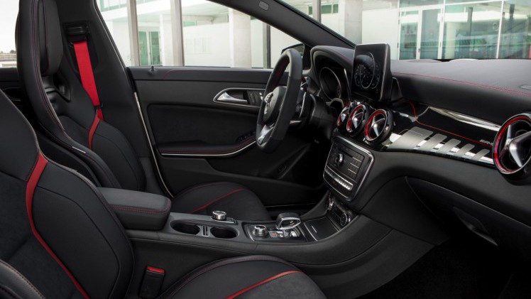 Prijzen en uitvoeringen nieuwe Mercedes-Benz CLA bekend. De CLA is er nu vanaf 34.295 euro en komt als 180d BlueEFFICIENCY met 21% bijtelling voordeliger uit de hoek.