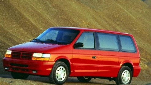 Auto te klein, stationwagon te krap maar geen behoefte aan een omgebouwde bestelbus? Al sinds eind jaren 70 kampten Amerikanen met dit luxeprobleem. Chrysler sprong in 1983 een gat in de lucht/markt