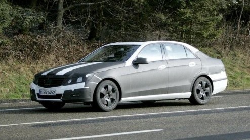 De nieuwe generatie Mercedes E-Klasse is pas over ruim een jaar gepland, maar de ontwikkeling is natuurlijk al lang in gang gezet. Daarom kunnen we alvast nieuwe exclusieve beelden tonen van de komend