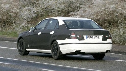 De nieuwe generatie Mercedes E-Klasse is pas over ruim een jaar gepland, maar de ontwikkeling is natuurlijk al lang in gang gezet. Daarom kunnen we alvast nieuwe exclusieve beelden tonen van de komend