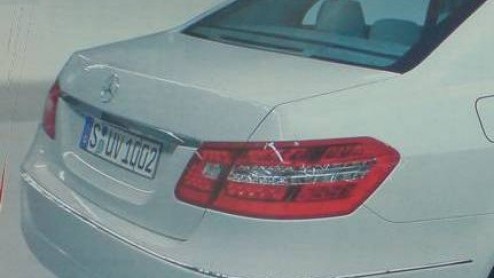 Terug van weggeweest, maar nog niet uit de doeken. De nieuwe Mercedes-Benz E-Klasse W212 die volgend jaar levenslicht ziet, is opnieuw in het vizier. Update: Nieuwe beelden, zo wordt de E-Klasse!