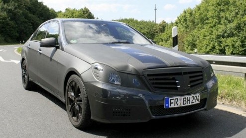 Terug van weggeweest, maar nog niet uit de doeken. De nieuwe Mercedes-Benz E-Klasse W212 die volgend jaar levenslicht ziet, is opnieuw in het vizier. Update: Nieuwe beelden, zo wordt de E-Klasse!