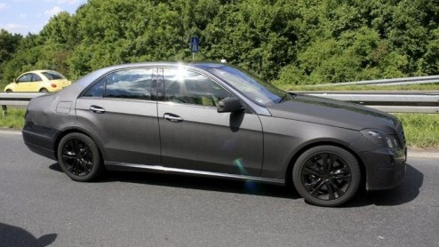 Terug van weggeweest, maar nog niet uit de doeken. De nieuwe Mercedes-Benz E-Klasse W212 die volgend jaar levenslicht ziet, is opnieuw in het vizier. Update: Nieuwe beelden, zo wordt de E-Klasse!