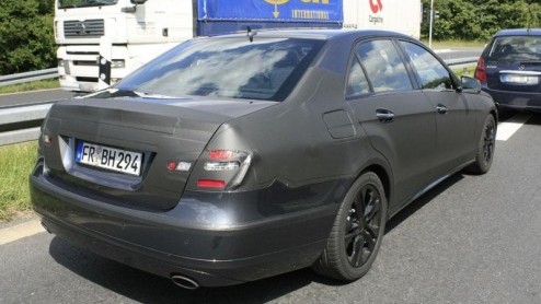 Terug van weggeweest, maar nog niet uit de doeken. De nieuwe Mercedes-Benz E-Klasse W212 die volgend jaar levenslicht ziet, is opnieuw in het vizier. Update: Nieuwe beelden, zo wordt de E-Klasse!