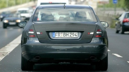 Terug van weggeweest, maar nog niet uit de doeken. De nieuwe Mercedes-Benz E-Klasse W212 die volgend jaar levenslicht ziet, is opnieuw in het vizier. Update: Nieuwe beelden, zo wordt de E-Klasse!
