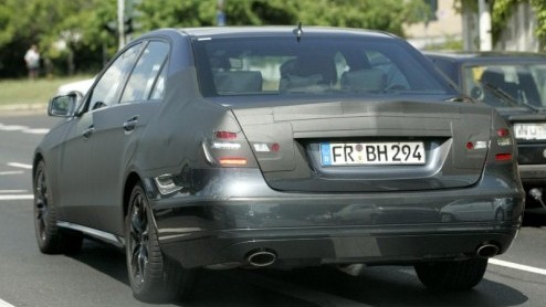 Terug van weggeweest, maar nog niet uit de doeken. De nieuwe Mercedes-Benz E-Klasse W212 die volgend jaar levenslicht ziet, is opnieuw in het vizier. Update: Nieuwe beelden, zo wordt de E-Klasse!