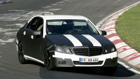 Mercedes gooit de vaart er in met de nieuwe E-Klasse, ook genaamd W212 voor de liefhebbers. Bepakt en bezakt werd hij in hip wit gespot op de Nrburgring, tijdens testwerkzaamheden.