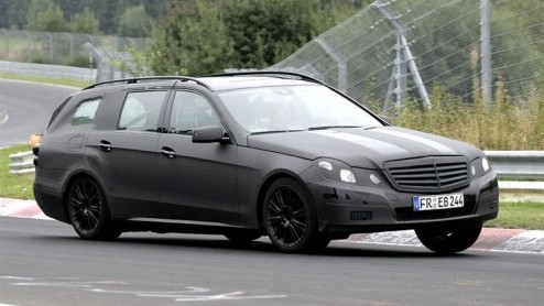Mercedes is er maar druk mee, de E-Klasse staat al meermalen in de schijnwerpers, net als zijn sedanbroer. Vandaag treffen we een beplakte E-Klasse Estate tijdens een sportieve ronde.