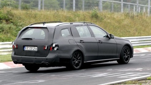 Mercedes is er maar druk mee, de E-Klasse staat al meermalen in de schijnwerpers, net als zijn sedanbroer. Vandaag treffen we een beplakte E-Klasse Estate tijdens een sportieve ronde.