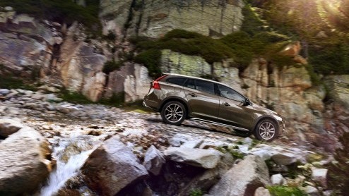 Volvo V60 Cross Country medio 2015 in Nederland. Debuut op Los Angeles Motor Show.