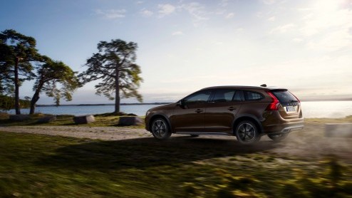 Volvo V60 Cross Country medio 2015 in Nederland. Debuut op Los Angeles Motor Show.