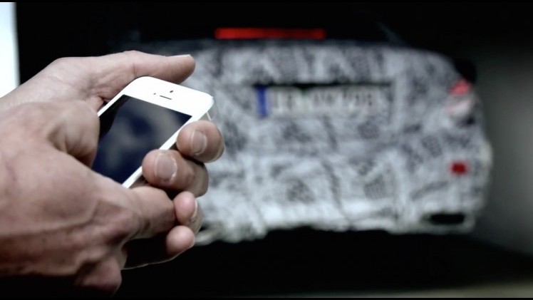 Nieuwe Mercedes E-Klasse W213 uitgerust met Park Pilot, waarmee via de smartphone kan worden in- en uitgeparkeerd.