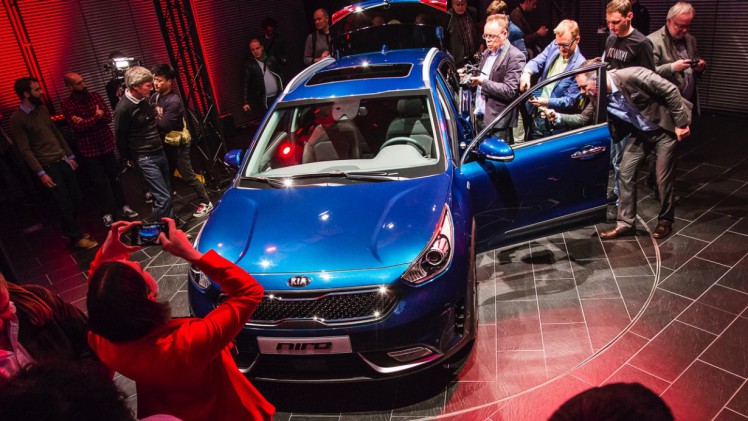 De Kia Niro pakt het als hybride anders aan dan de Toyota Prius. Kia plaatst de Niro tussen de cee'd en Sportage als echte crossover.