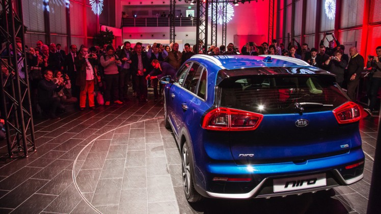 De Kia Niro pakt het als hybride anders aan dan de Toyota Prius. Kia plaatst de Niro tussen de cee'd en Sportage als echte crossover.
