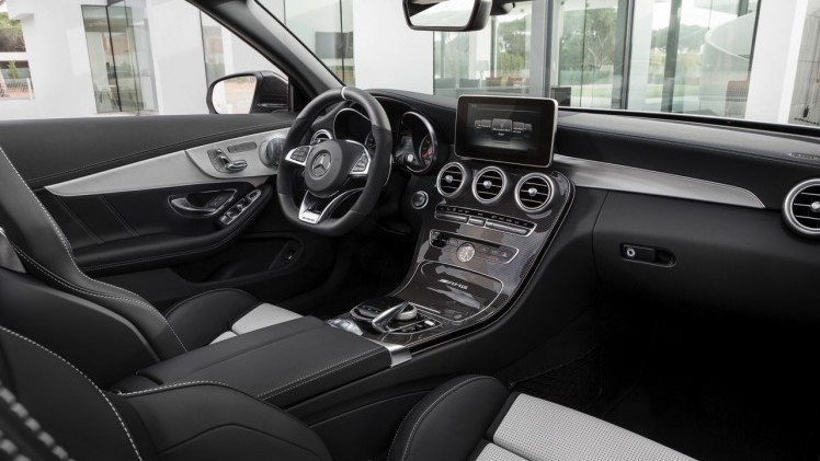 De Mercedes C-Klasse Cabriolet gaat nu in de verkoop. Lees hier alles over de beschikbare uitvoeringen en prijzen.