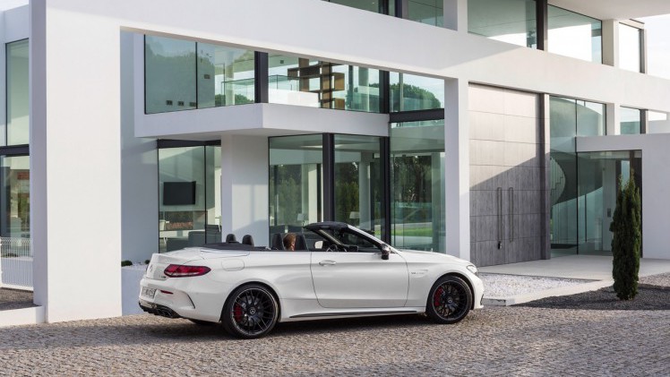 De Mercedes C-Klasse Cabriolet gaat nu in de verkoop. Lees hier alles over de beschikbare uitvoeringen en prijzen.