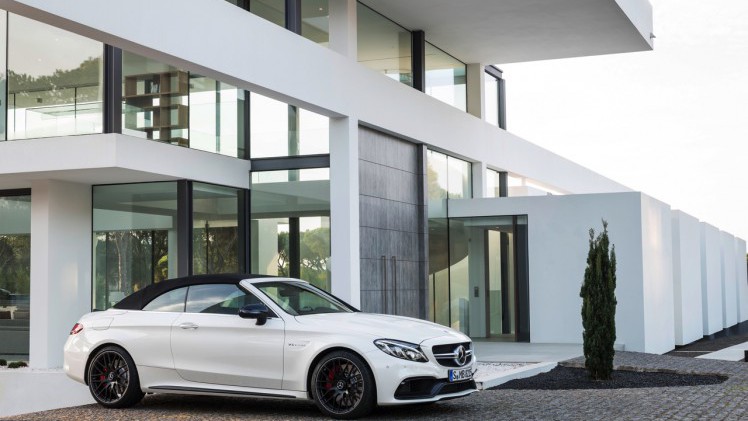 De Mercedes C-Klasse Cabriolet gaat nu in de verkoop. Lees hier alles over de beschikbare uitvoeringen en prijzen.