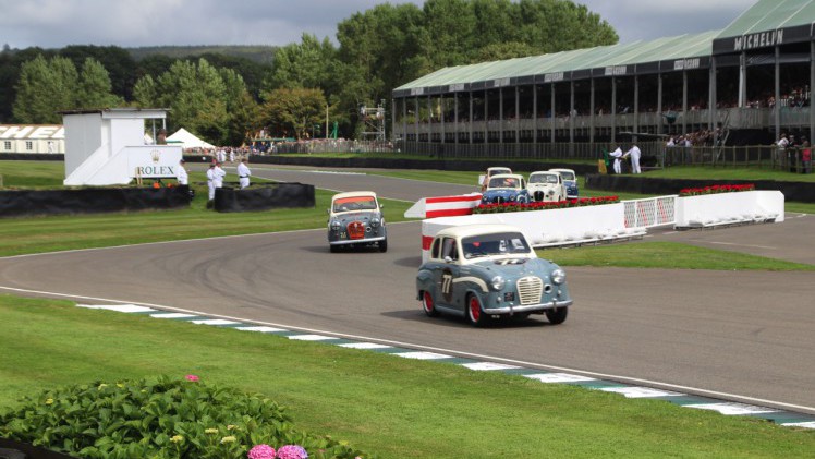 Dick Schornagel betrad de wereld van Goodwood Revival 2016 en vertelt wat het historisch verantwoorde evenement zo bijzonder maakt. Het tuinfeest van Earl of March is uniek!