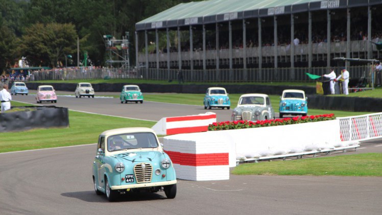 Dick Schornagel betrad de wereld van Goodwood Revival 2016 en vertelt wat het historisch verantwoorde evenement zo bijzonder maakt. Het tuinfeest van Earl of March is uniek!
