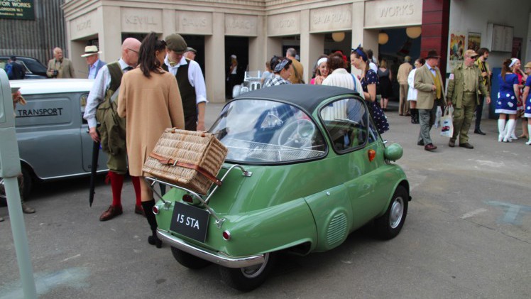Dick Schornagel betrad de wereld van Goodwood Revival 2016 en vertelt wat het historisch verantwoorde evenement zo bijzonder maakt. Het tuinfeest van Earl of March is uniek!