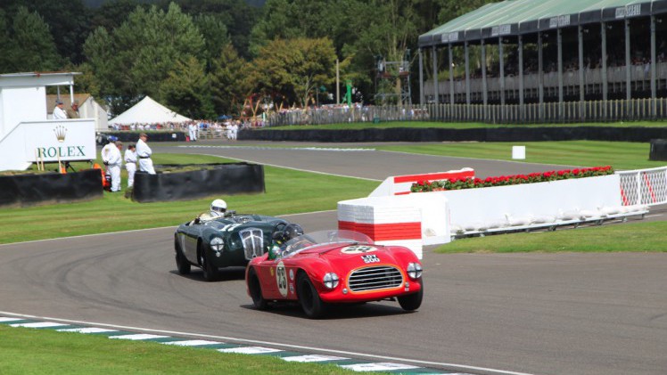Dick Schornagel betrad de wereld van Goodwood Revival 2016 en vertelt wat het historisch verantwoorde evenement zo bijzonder maakt. Het tuinfeest van Earl of March is uniek!