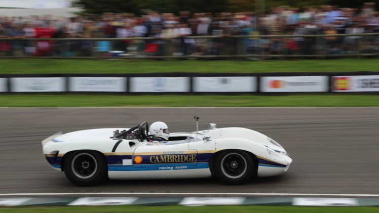 Dick Schornagel betrad de wereld van Goodwood Revival 2016 en vertelt wat het historisch verantwoorde evenement zo bijzonder maakt. Het tuinfeest van Earl of March is uniek!
